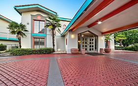 Howard Johnson By Wyndham Columbus Fort Moore